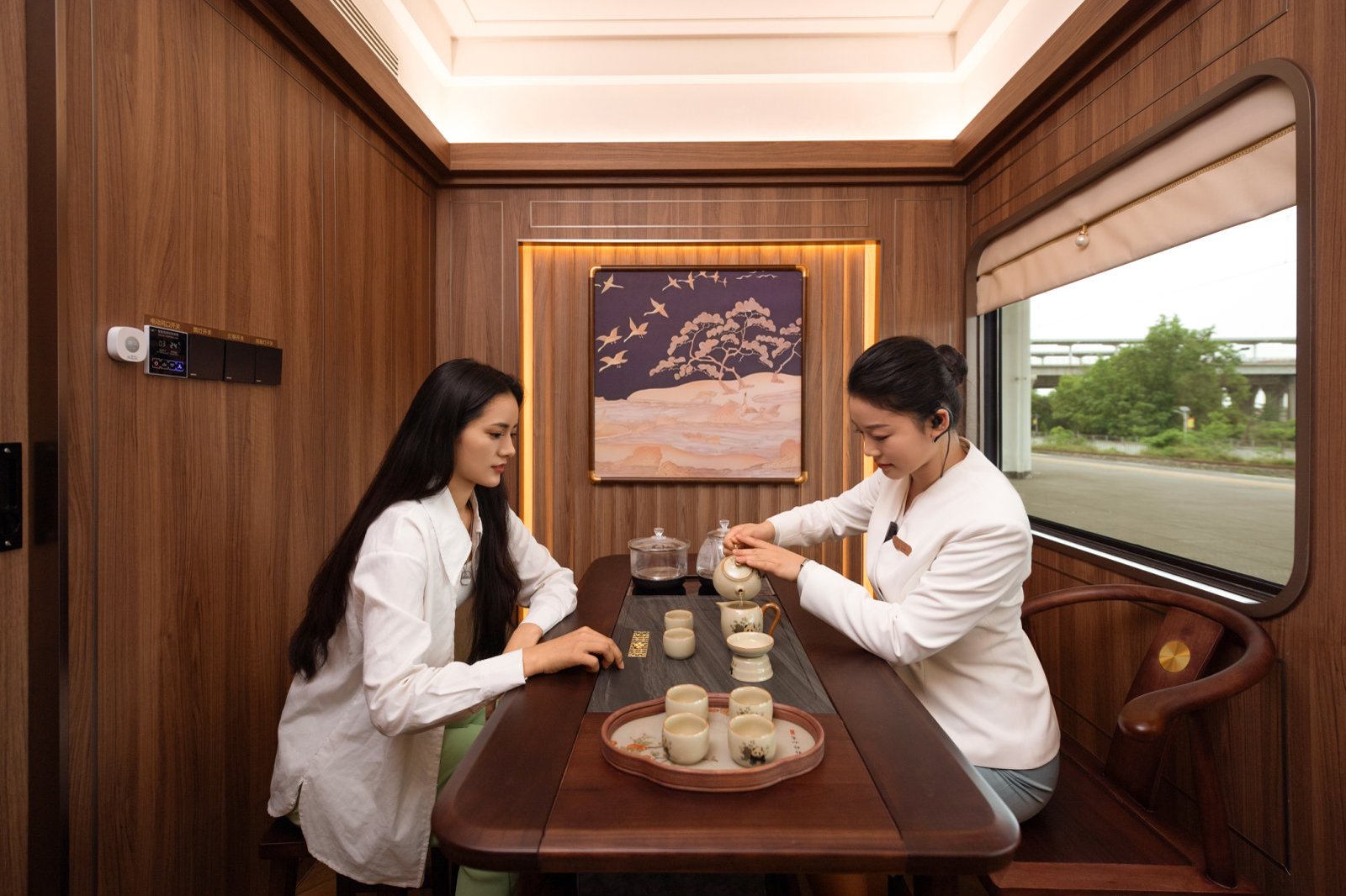 Tea ceremony by the window on the Chengdu Hao 成都号车厢茶艺