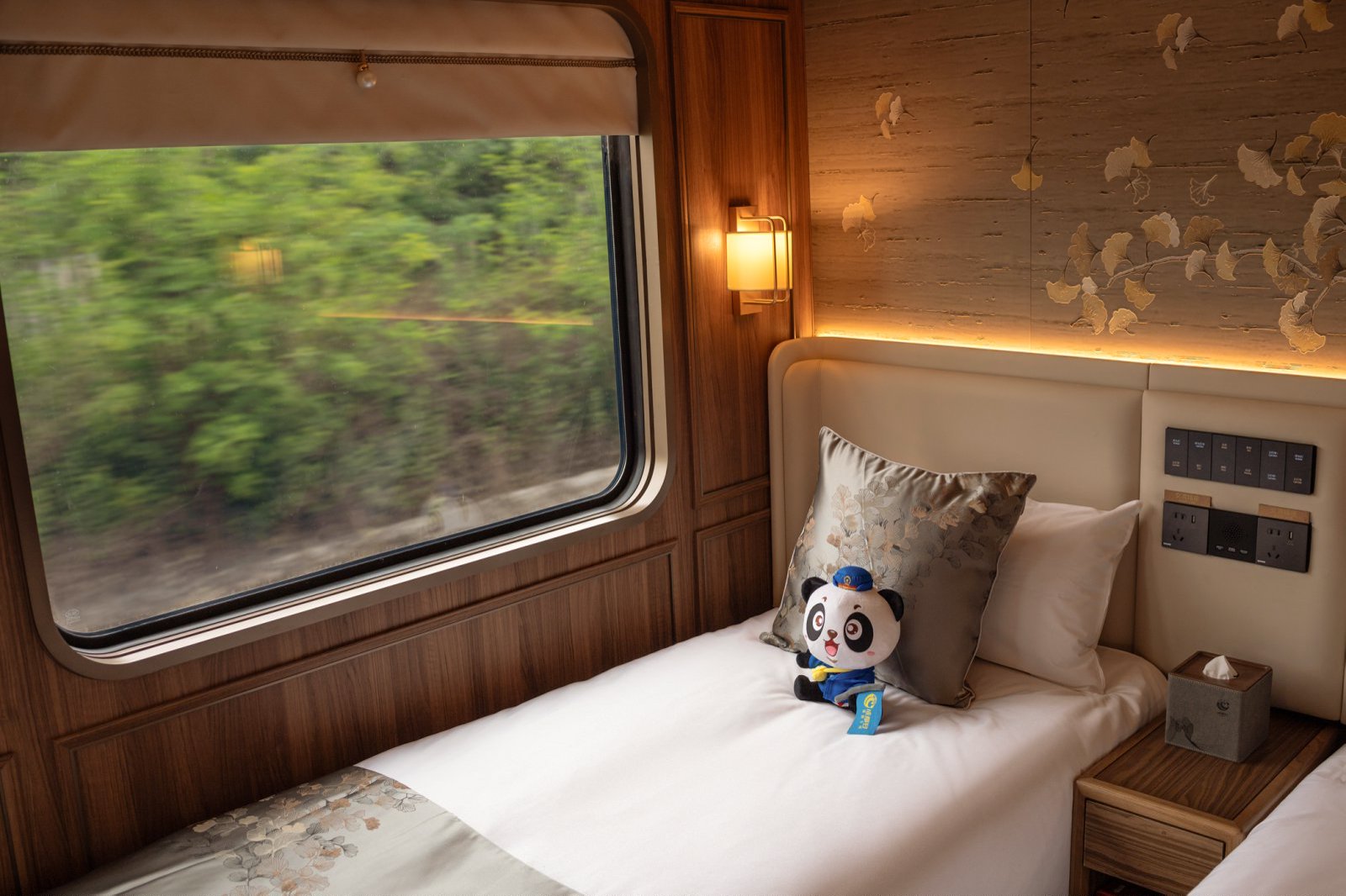 Panda mascot on a cabin bed 客房床上的熊猫公仔