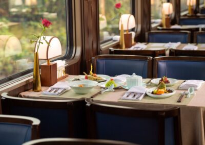 Table by the window on the Chengdu Hao Panda Train · 成都号窗边餐桌