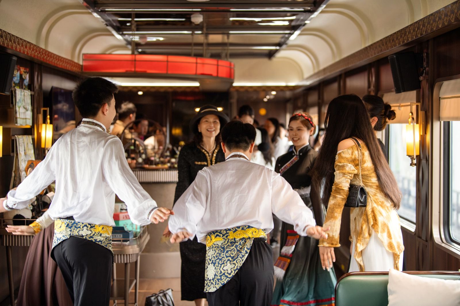 Folk dance performance on board the Chengdu Hao 成都号车上民族舞蹈表演