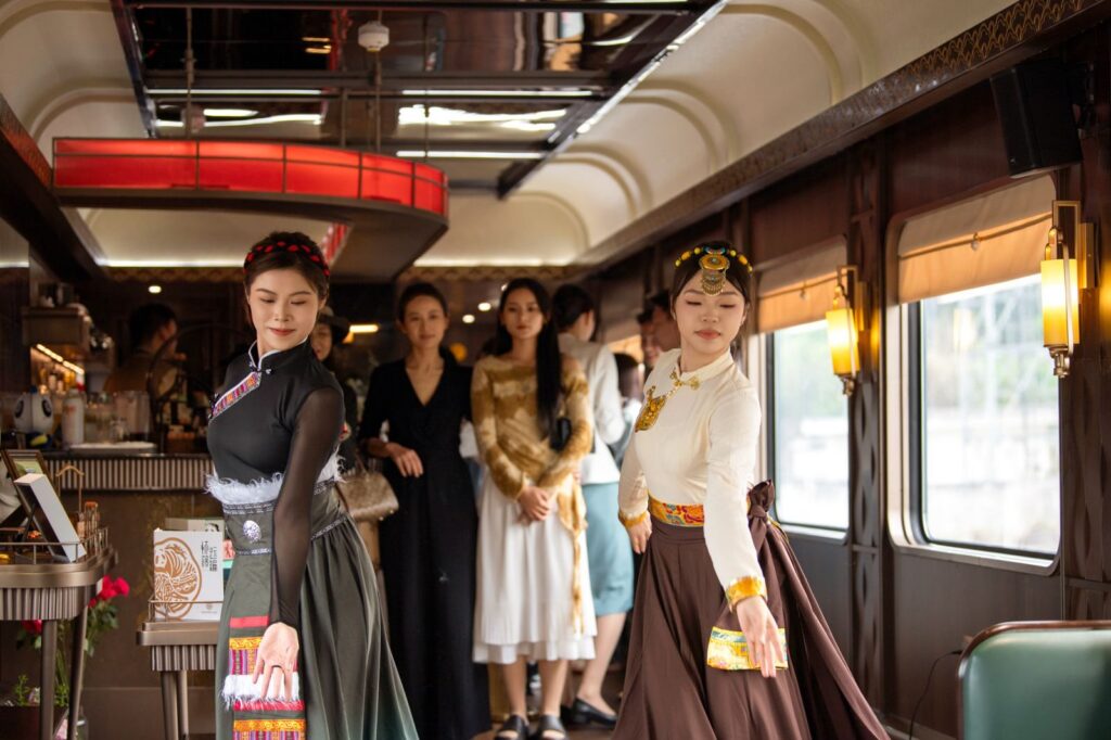 35 · 10 Days Chengdu Hao Panda Train (Yinbing – Starting point of Yantze) / 10天成都号熊猫专列（宜宾 – 长江源头）