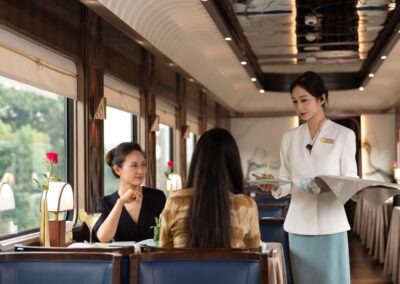 Service at the table on the Chengdu Hao Panda Train · 成都号席间服务