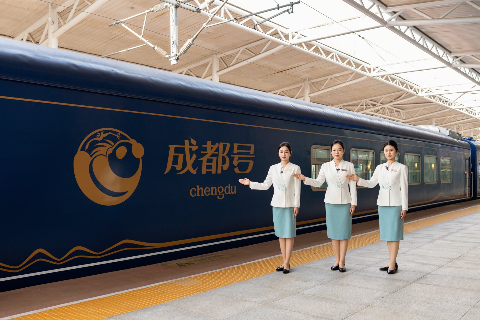 Chengdu Hao Panda Train livery with crew 成都号熊猫专列车身与乘务员