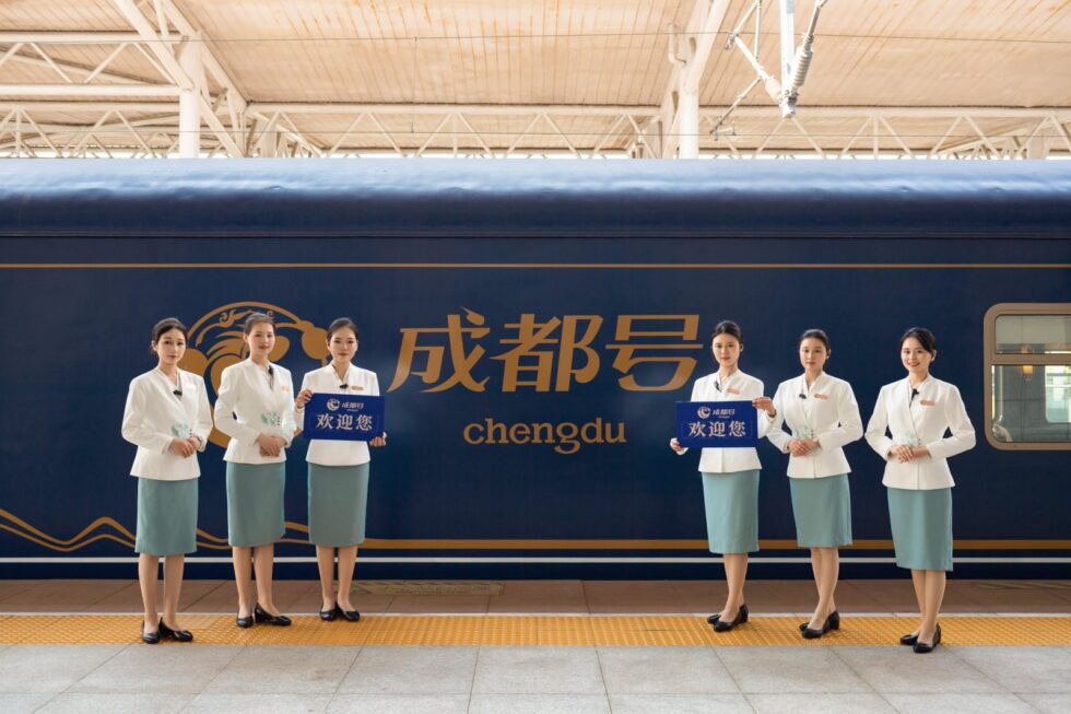 Chengdu Hao Panda Train livery with the crew 成都号熊猫专列与乘务团队