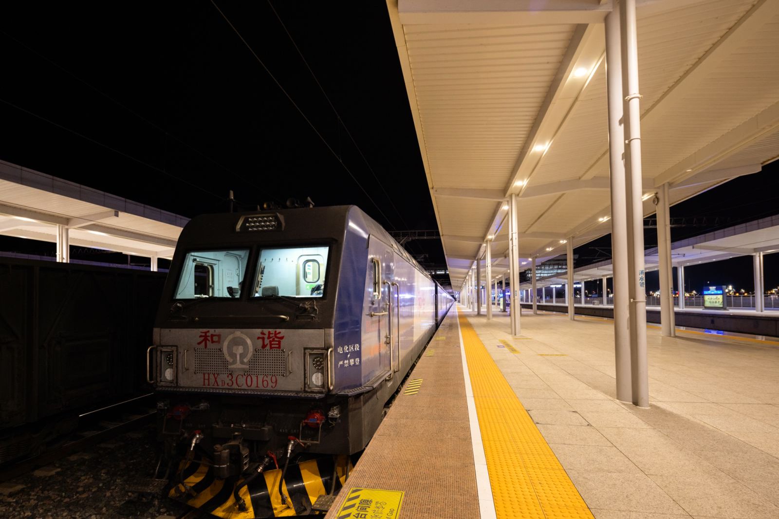 The Chengdu Hao at the platform at night 夜间站台上的成都号