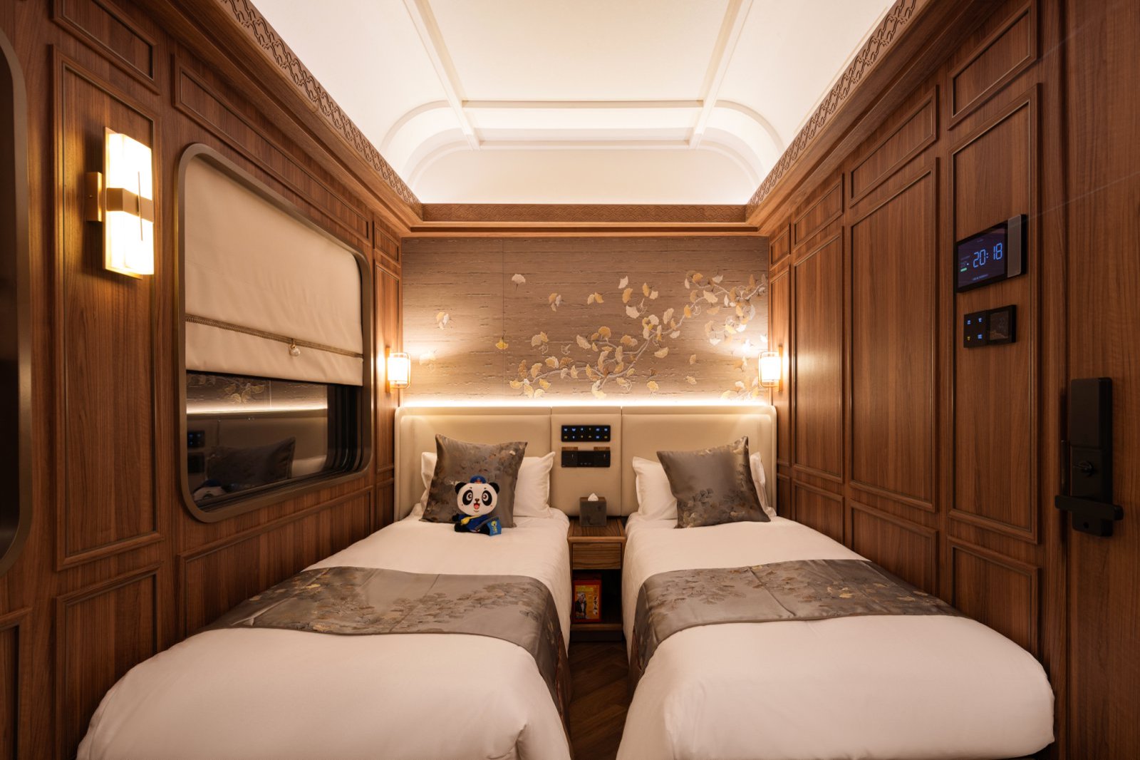 Twin cabin with panda mascot on the Chengdu Hao 成都号双床客房与熊猫公仔
