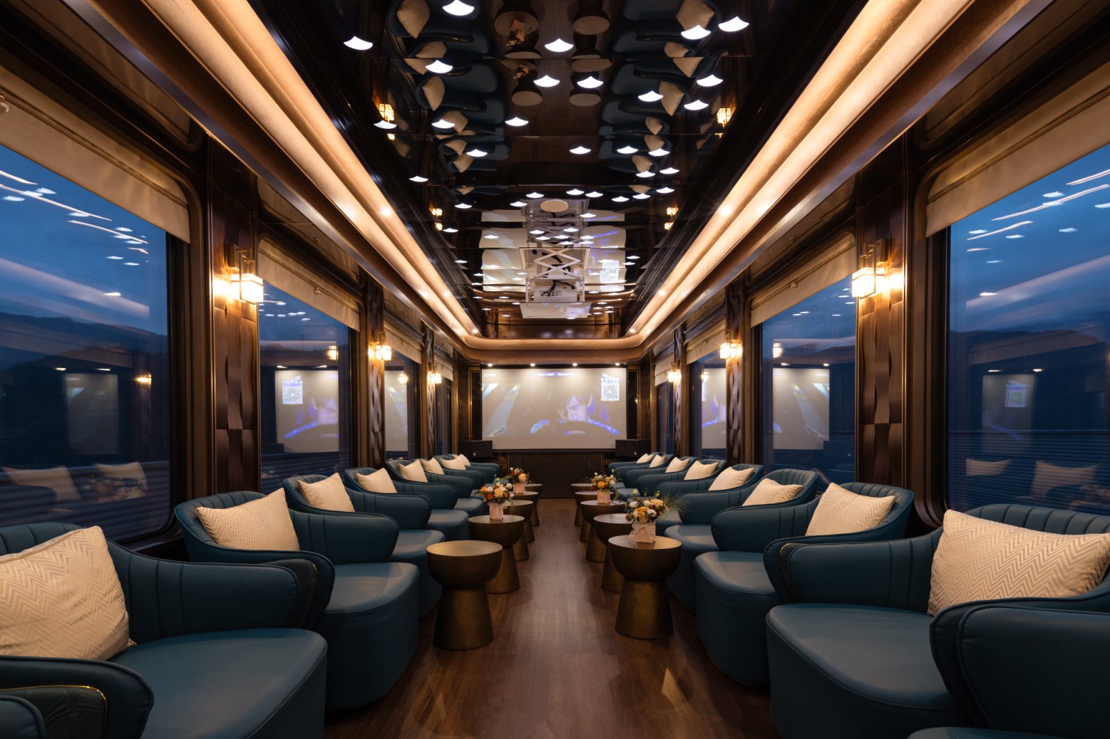 Starlit lounge car of the Chengdu Hao 成都号星空客厅车