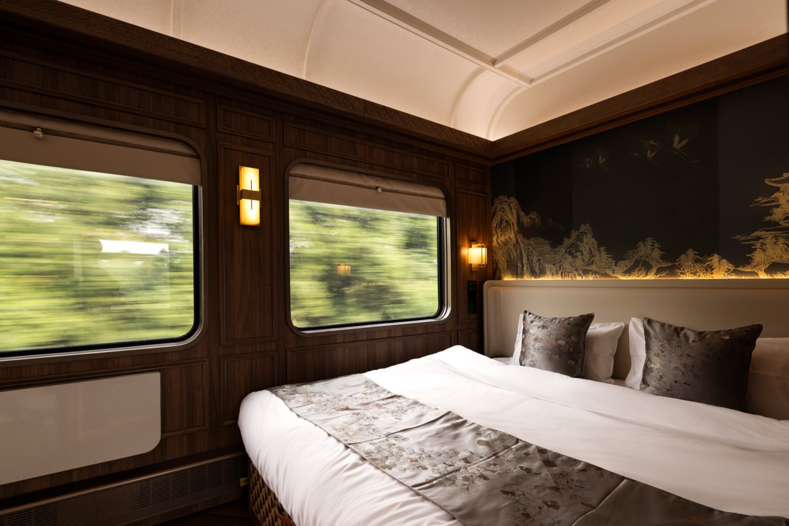 Double bed by the window 窗边大床