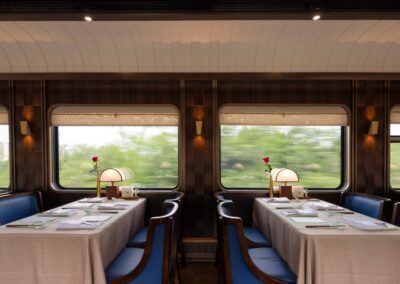 Golden Panda Restaurant at breakfast on the Chengdu Hao Panda Train · 成都号晨光中的金熊猫餐厅