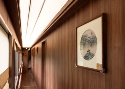 Ink landscape roundel on the Chengdu Hao Panda Train · 成都号水墨团扇画