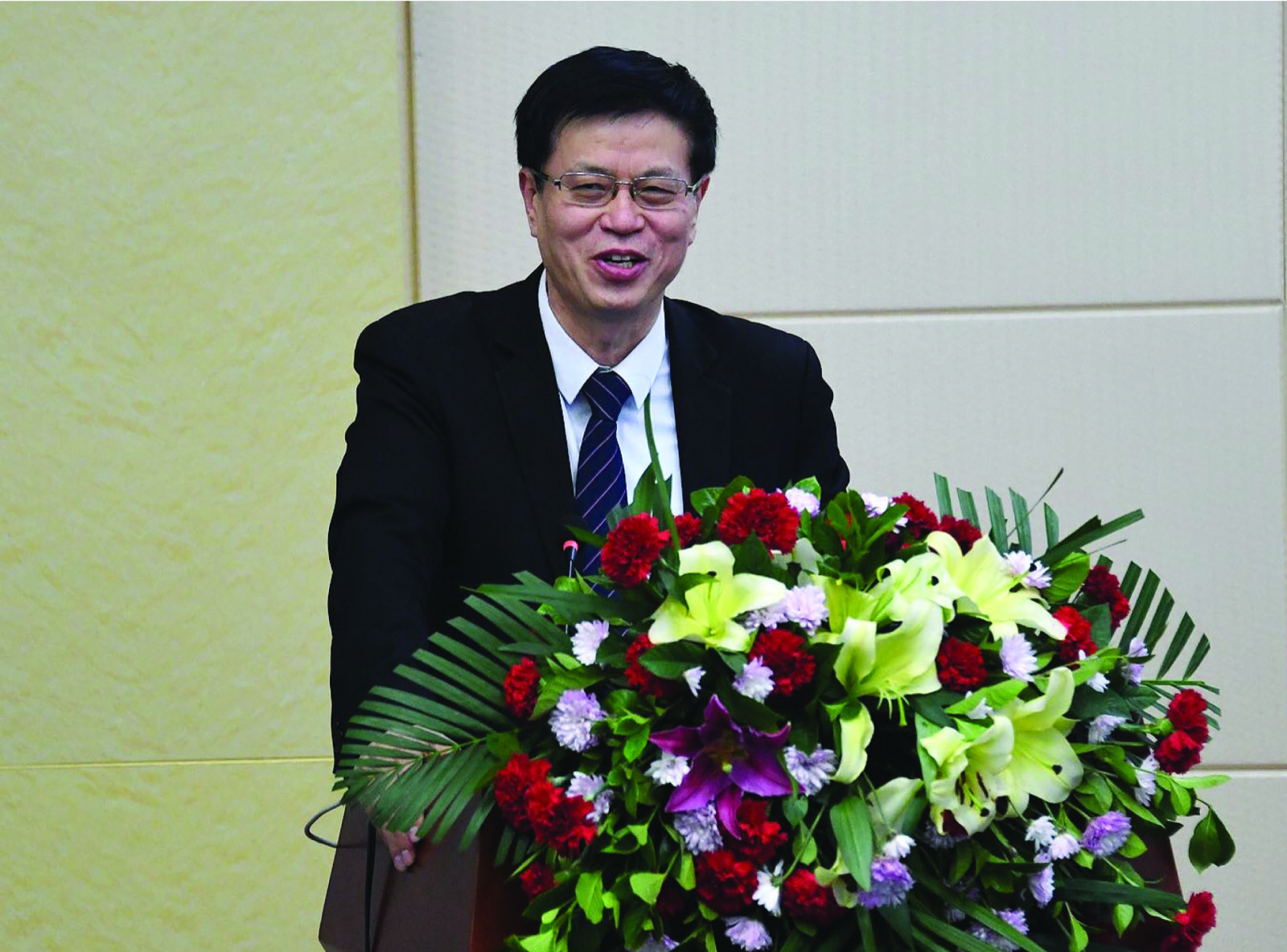 Li Liang Yi delivering an address