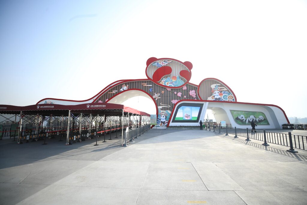 成都大熊猫繁育研究基地 · 10 Days Chengdu · Wawushan · Kangding · Balang Sumdo · Niubeishan winter scenery tour/ 10天成都·瓦屋山·康定·八郎生都·牛背山雪景之旅
