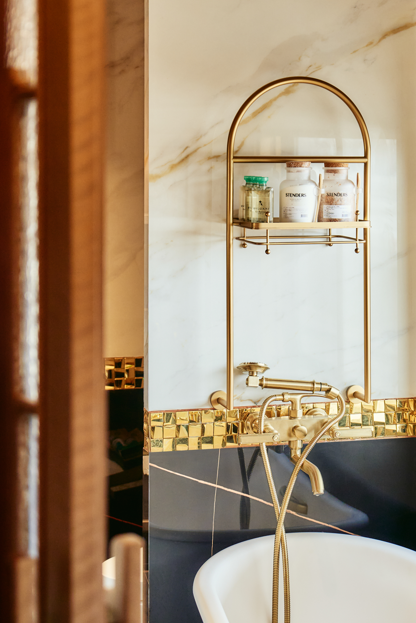 The bathtub set against the window · 临窗浴缸