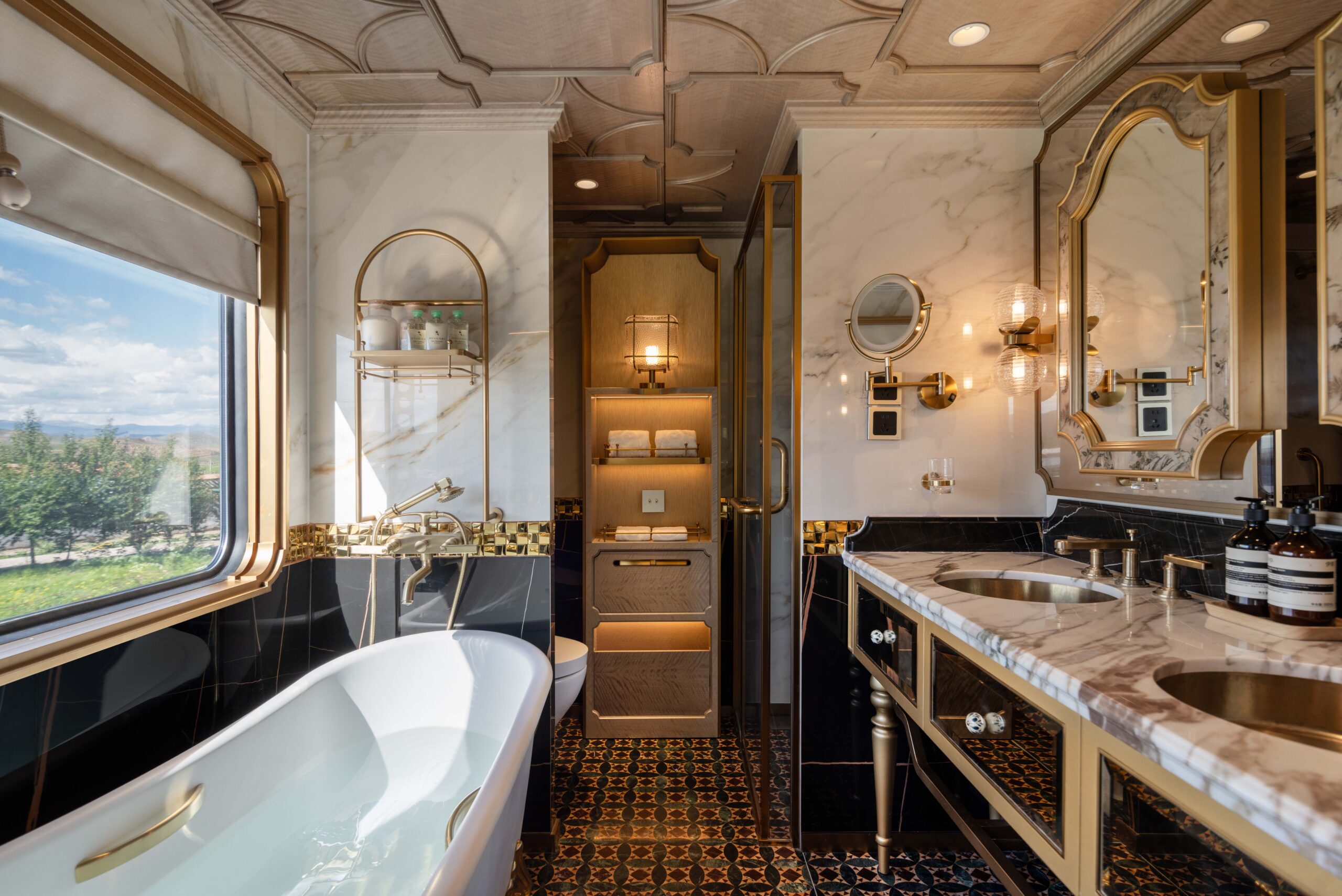 An expansive bathroom with a double vanity · 开阔浴室，双人洗手台