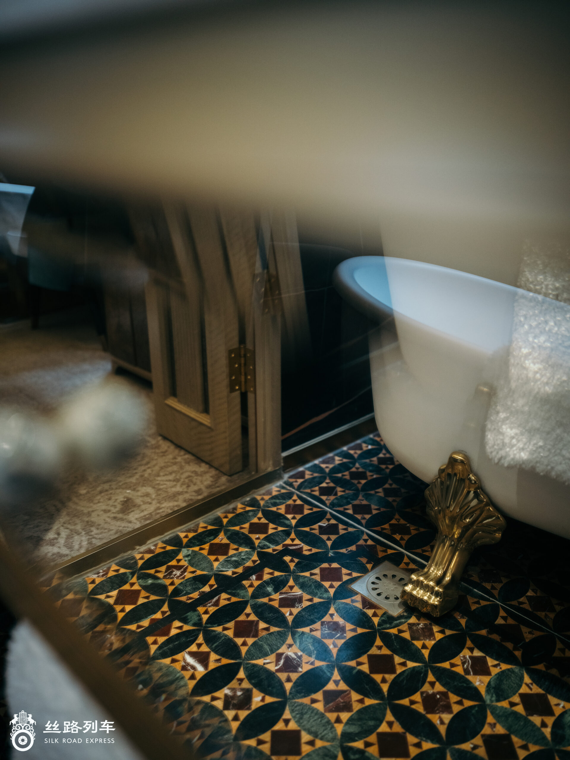 A smart toilet, standard in every cabin · 智能马桶，全列客房标配