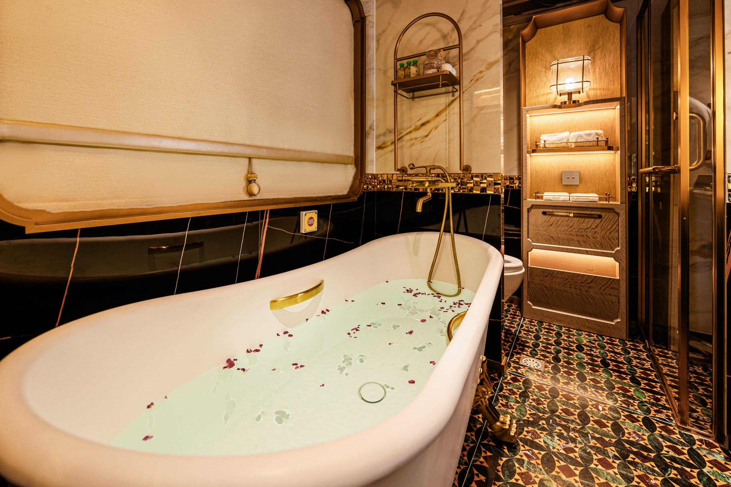 Silk Road Express Suite bathtub scaled