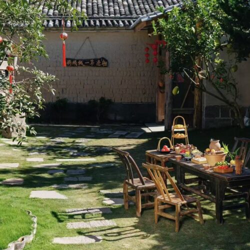 Courtyard lunch in a Tengchong village 腾冲古村庭院 · China Express Travel Baiyun Express