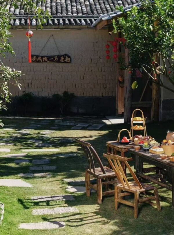 Courtyard lunch in a Tengchong village 腾冲古村庭院 · China Express Travel Baiyun Express