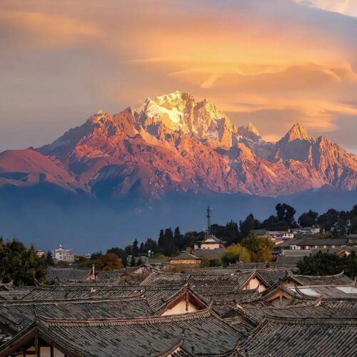 Jade Dragon Snow Mountain above Lijiang old town 玉龙雪山与丽江古城 · China Express Travel Baiyun Express