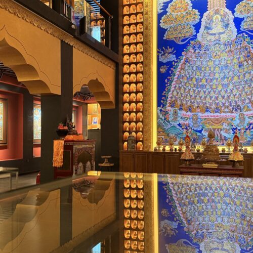 Thangka hall in Shangri-La 香格里拉唐卡画院 · China Express Travel Baiyun Express
