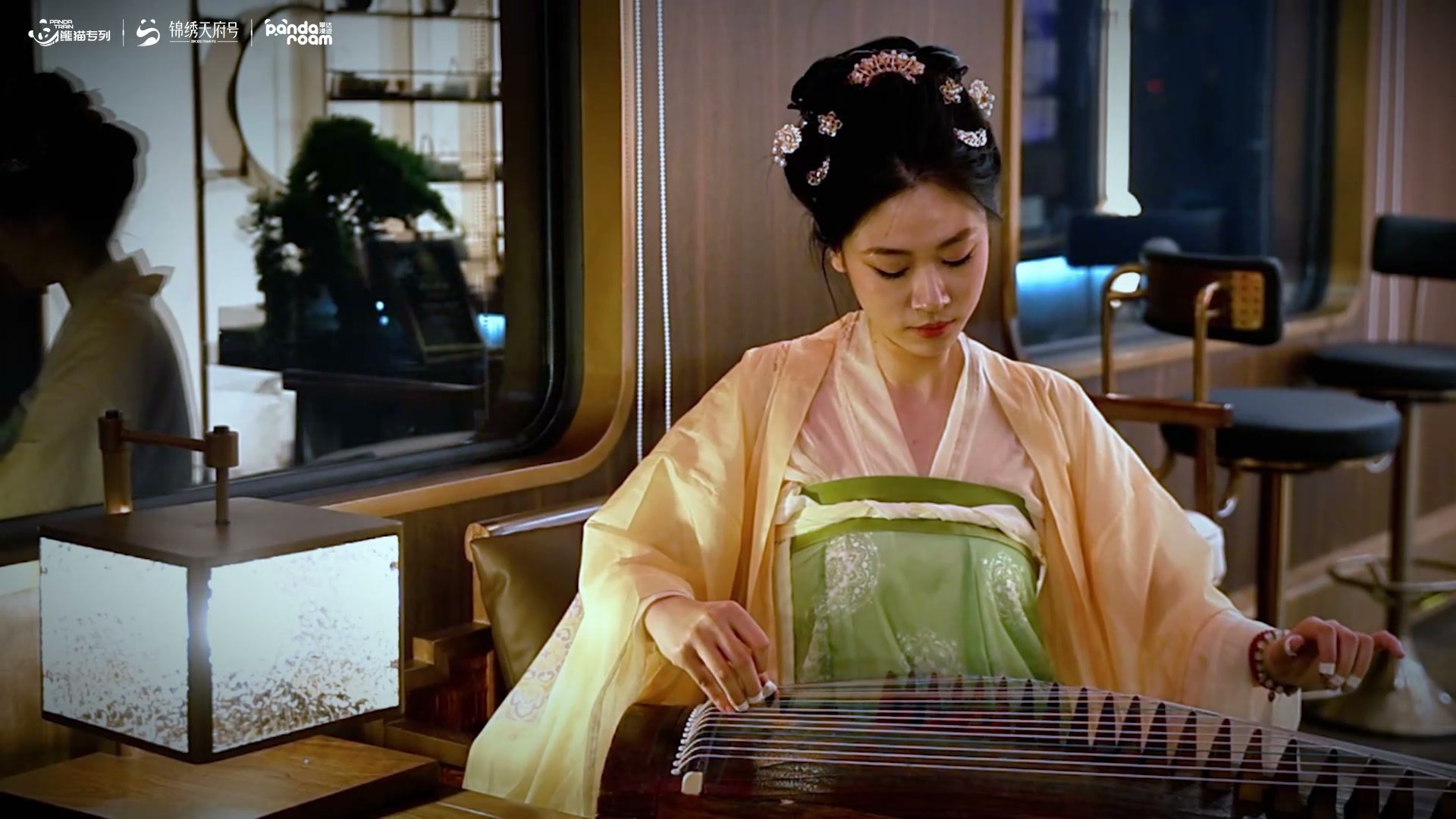 Guzheng performance on board 列车古筝雅集 · China Express Travel Tianfu Express