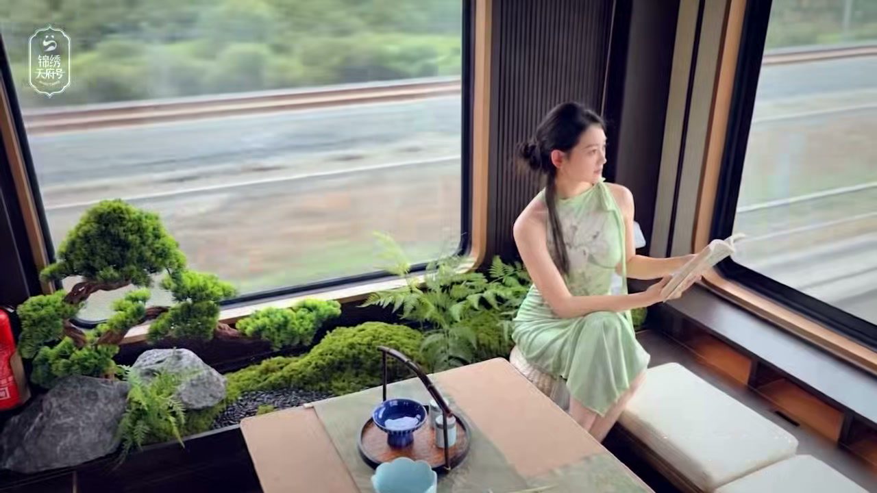 Tea by the cabin window 临窗叙茶 · China Express Travel Tianfu Express